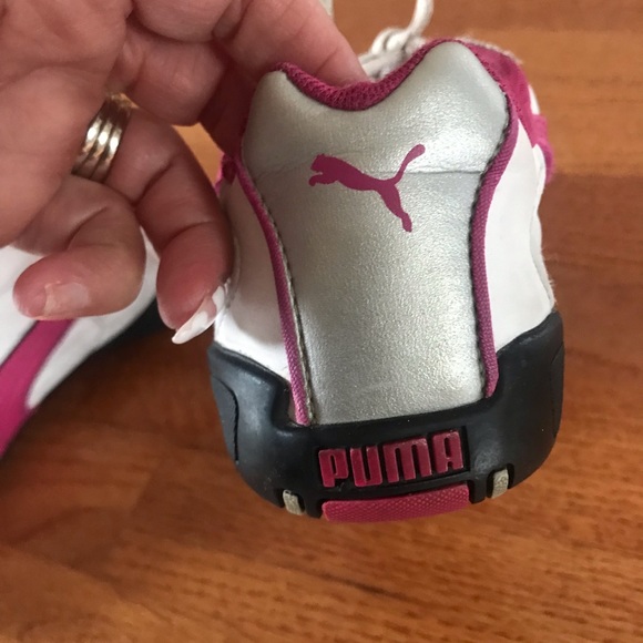 Girls 3 1/2 Puma Sneakers. Can fit size 5 shoe too in women - Picture 3 of 10